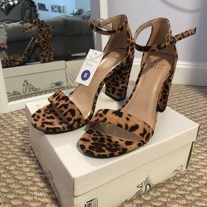 NEVER WORN Size 8 leopard print chunky heels.